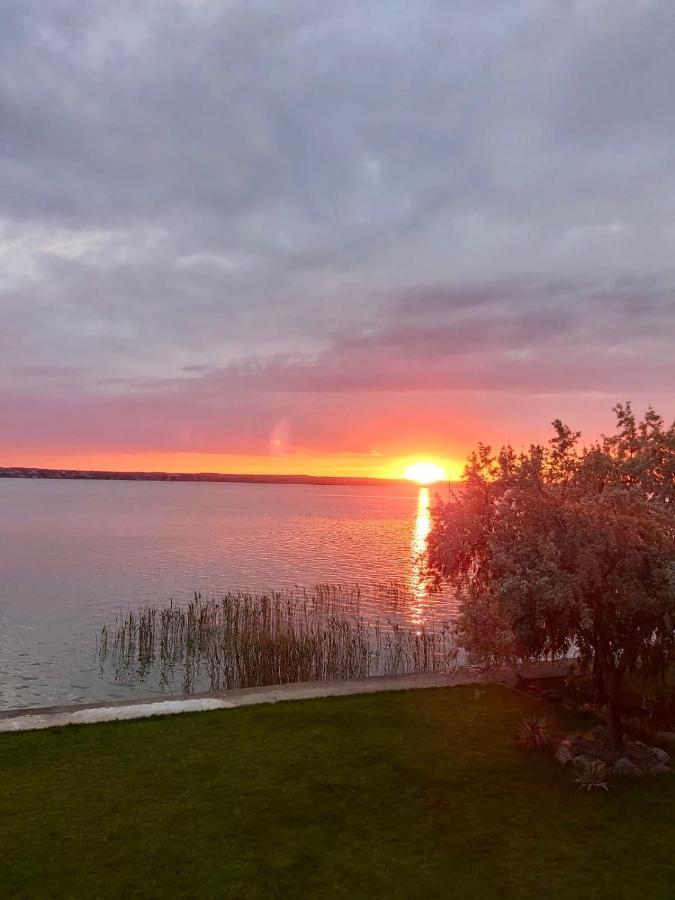 Riva Lake Boutique Mamaia Ngoại thất bức ảnh